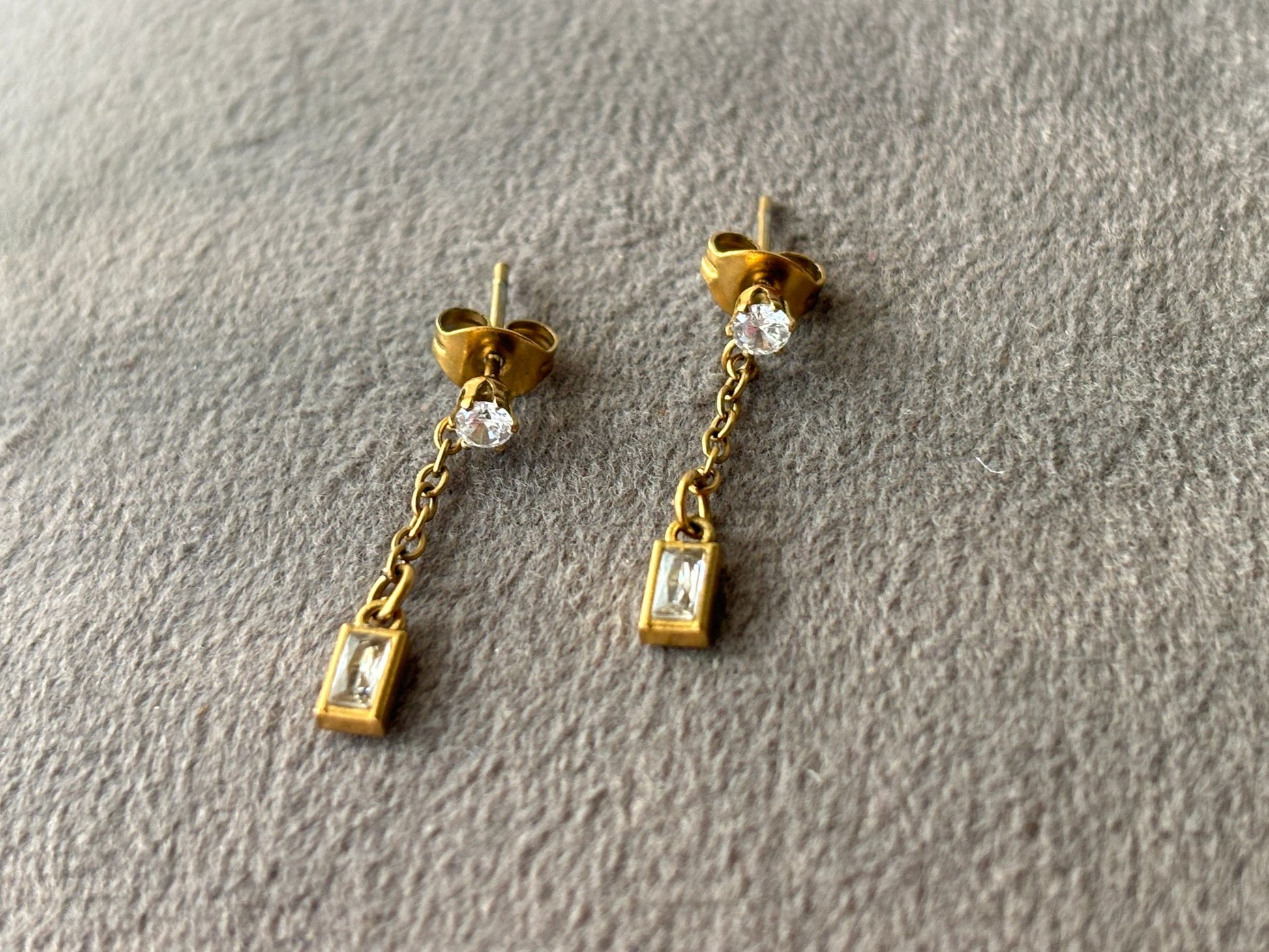 Luxe Drop Radiance Earrings – Gold Plated Chain Dangle Elegance