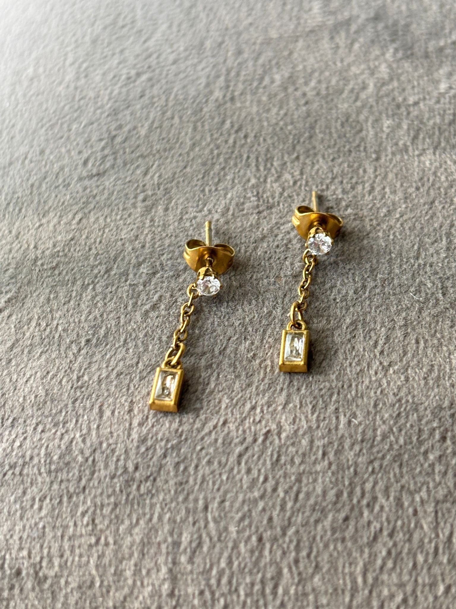 Luxe Drop Radiance Earrings – Gold Plated Chain Dangle Elegance