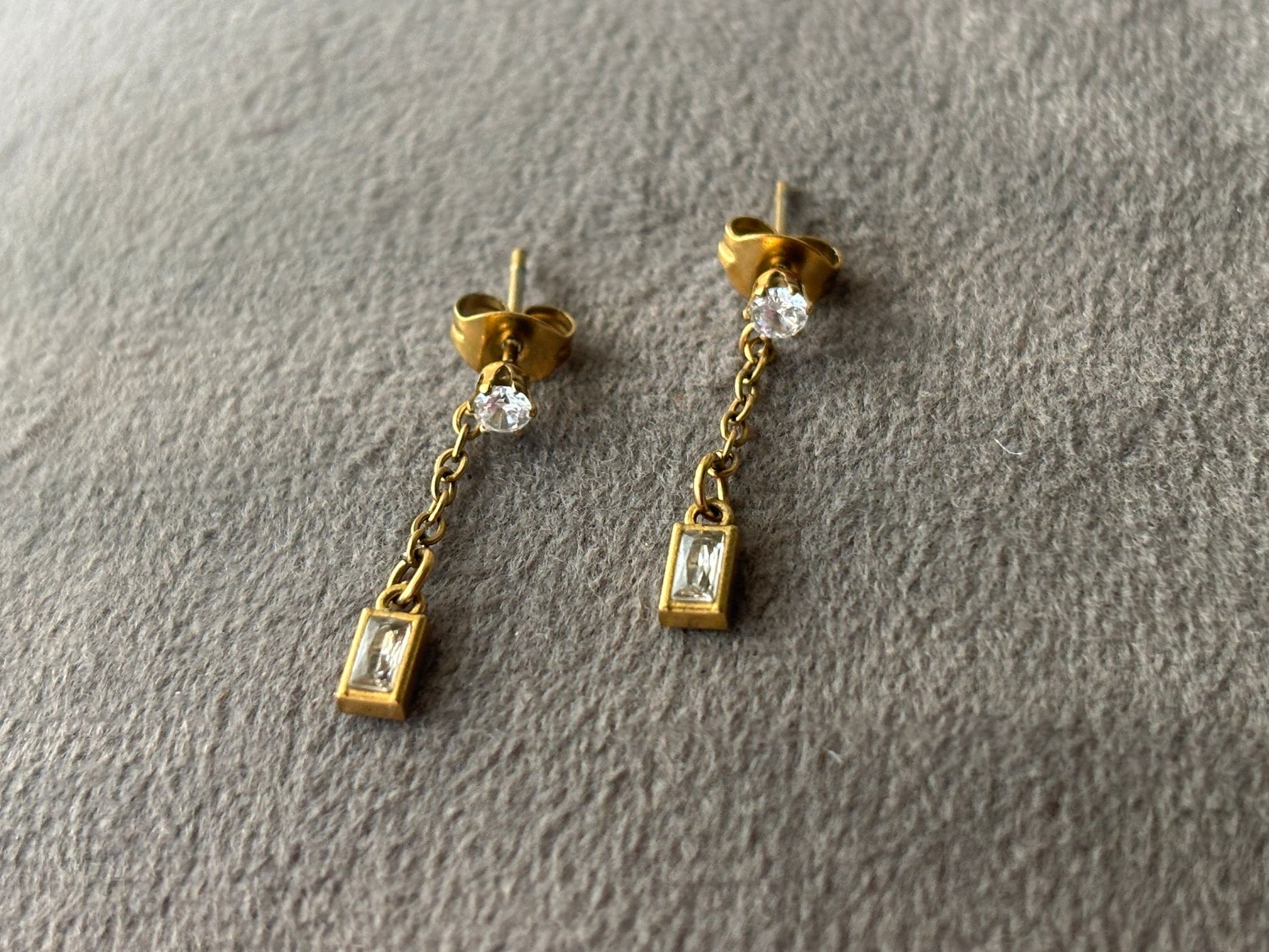 Luxe Drop Radiance Earrings – Gold Plated Chain Dangle Elegance