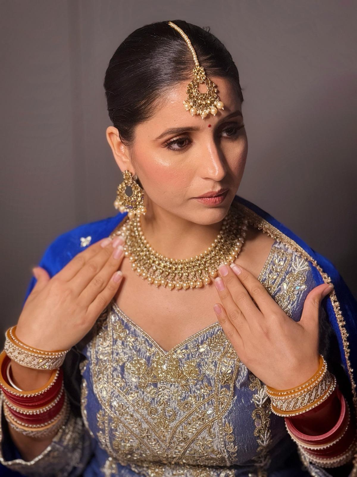 Light Gold Necklace, Earrings & Tikka Set | Indian Jewelry | South Asian Jewelry | Tikka | Earrings | Danglers | Partywear | Golden Necklace
