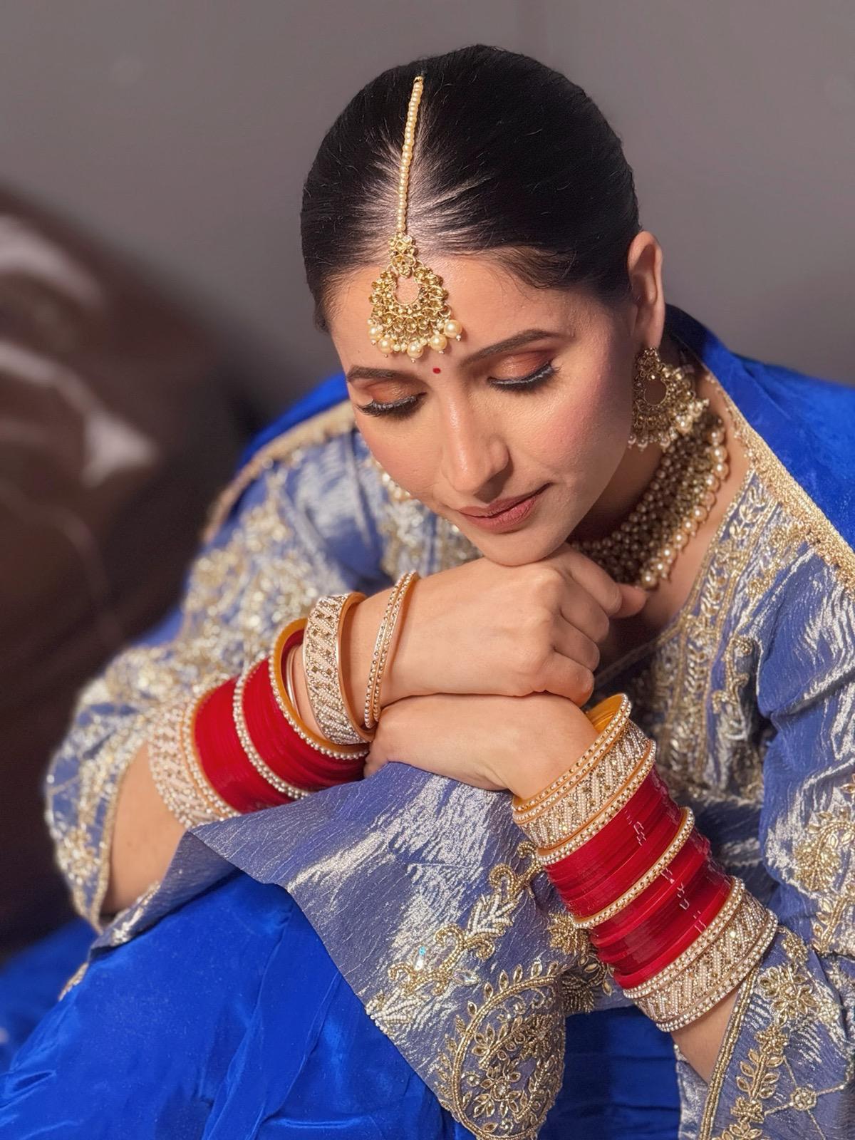 Light Gold Necklace, Earrings & Tikka Set | Indian Jewelry | South Asian Jewelry | Tikka | Earrings | Danglers | Partywear | Golden Necklace
