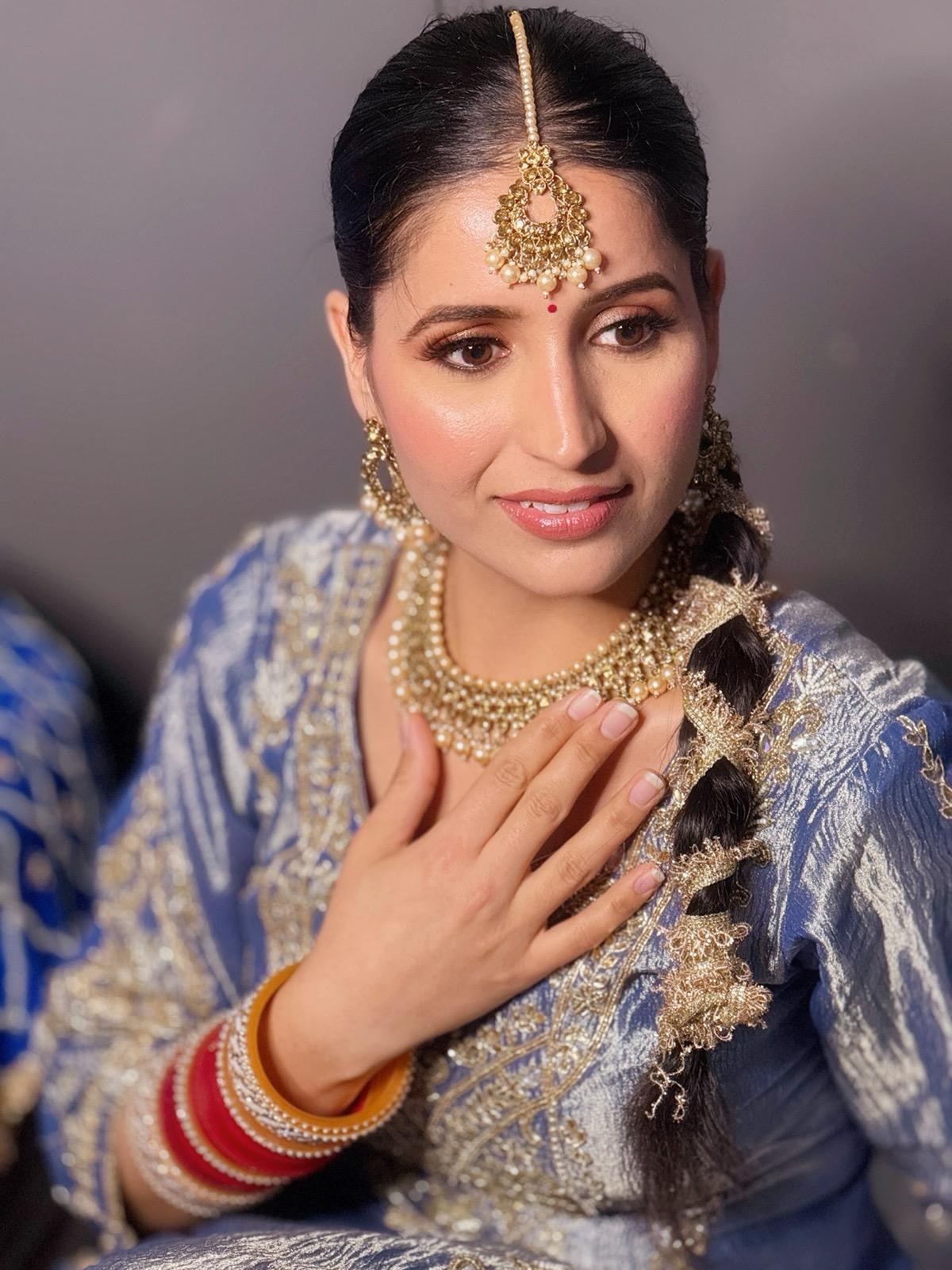 Light Gold Necklace, Earrings & Tikka Set | Indian Jewelry | South Asian Jewelry | Tikka | Earrings | Danglers | Partywear | Golden Necklace