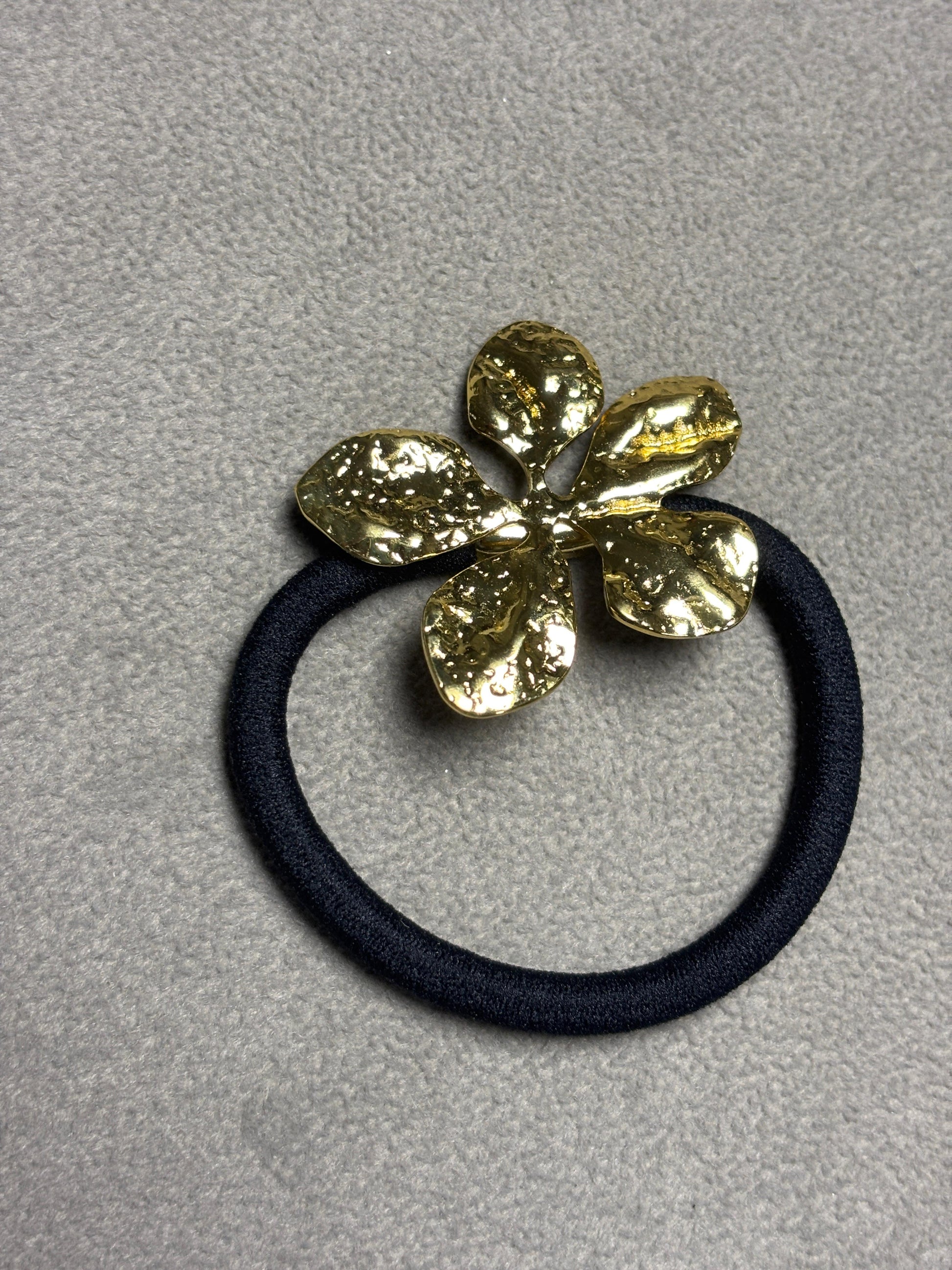 GildedBow Metal Hair Clip – Vintage Charm Meets Modern Shine"
