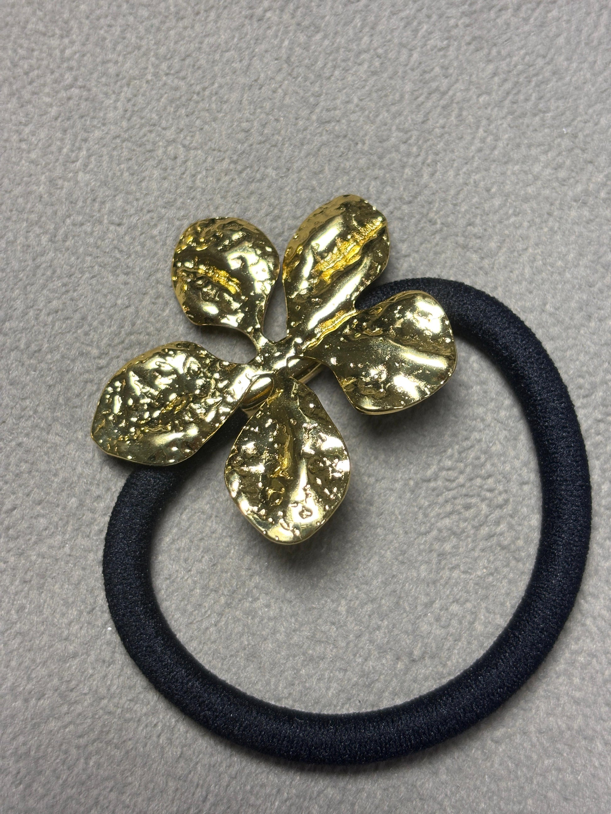 GildedBow Metal Hair Clip – Vintage Charm Meets Modern Shine"
