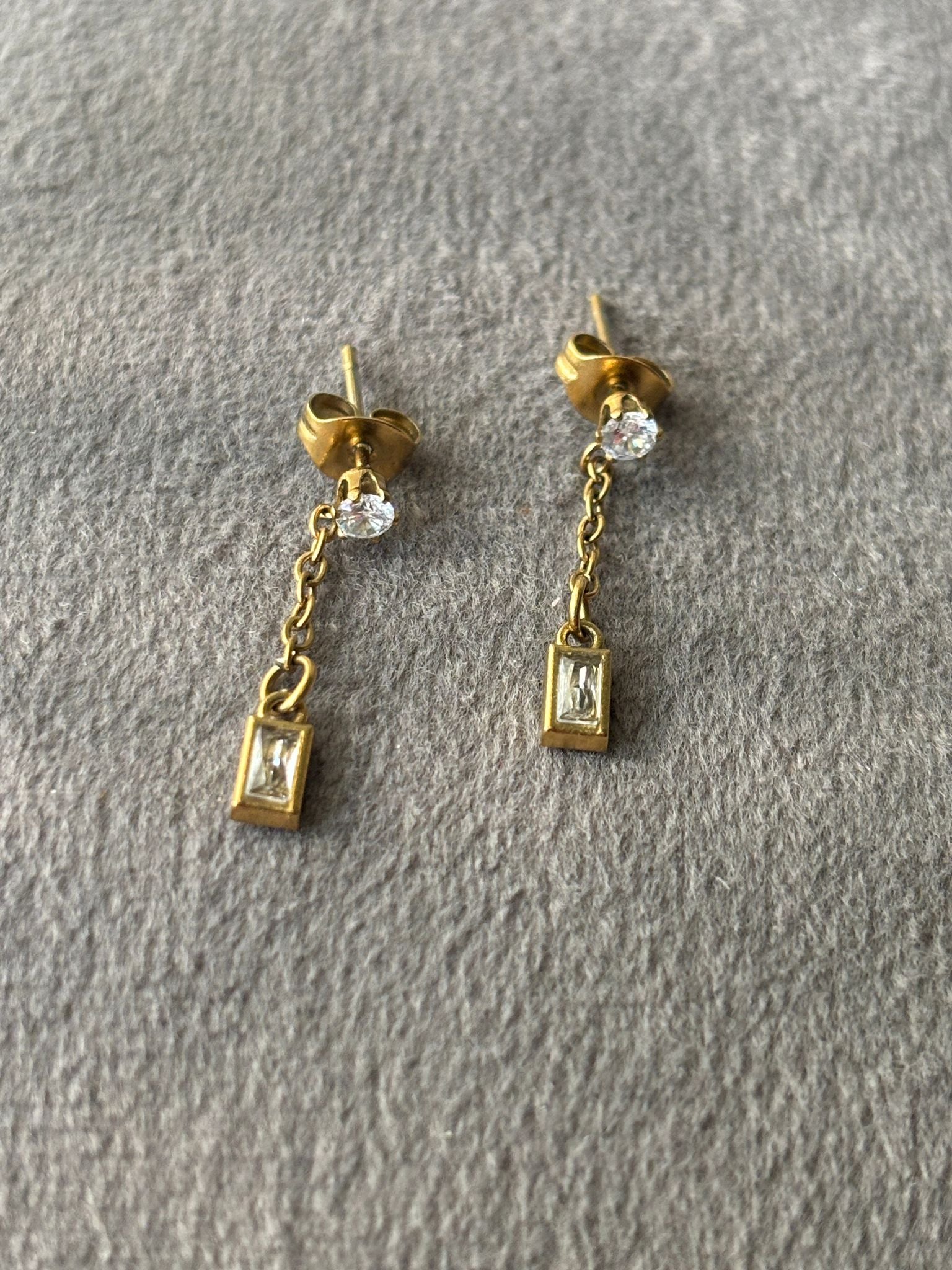 Luxe Drop Radiance Earrings – Gold Plated Chain Dangle Elegance